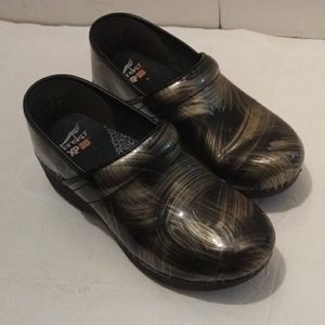 Dansko XP 2.0 Pewter Brush Patent Leather size 38 Women Clog Shoe